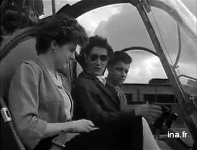 Valérie André à bord du Hiller 360 avec 2 passagers en juillet 1953 - Photo INA