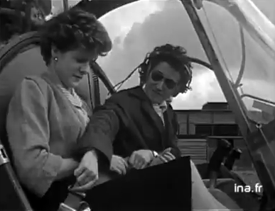 Valérie André à bord du Hiller 360 en juillet 1953 - Photo INA