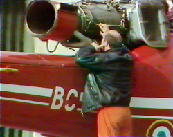 Le mécanicien Alain Fery vérifie la turbine de l'Alouette III F-ZBBC à la Base du Havre - Photo DR