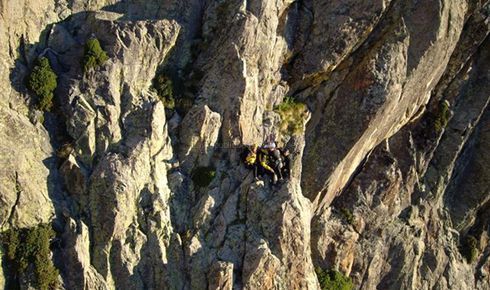 André, Stéphane, Serge et Hélène, coincés dans la falaise, ont été hélitreuillés hier matin par les pompiers - Photo © DR 
