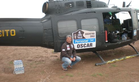  Jean-Michel Prat devant l'hélico de l'armée qui vole au secours des concurrents malchanceux Photo © repro pp