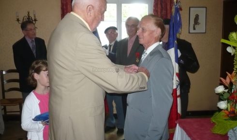 Le pilote remet à son mécanicien l'insigne de la Légion d'honneur - Photo © Jean Hourticq