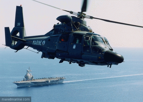 Un Dauphin Pedro devant le porte-avions Charles de Gaulle - Photo Marine Nationale