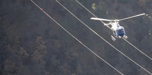 L'appareil bénéficie d'une autorisation spéciale de l'État qui permet de voler à très basse altitude pour noter à l'œil nu la moindre dégradation.