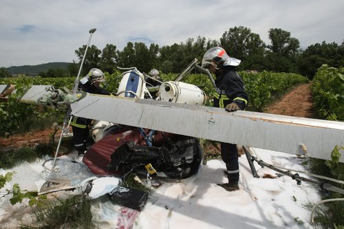L'aéronef s'est abîmé hier matin vers 10 h 30 au milieu des vignes qu'il était en train de traiter - Photo Luc Boutria