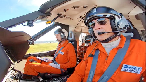 A bord du démonstrateur RACER Hervé Jammayrac (en place gauche) comme pilote, accompagné de Christophe Skorlic (Mécanicien navigant d'essais) et Dominique Fournier (Ingénieur Navigant d'essais) - Photo Airbus Helicopters