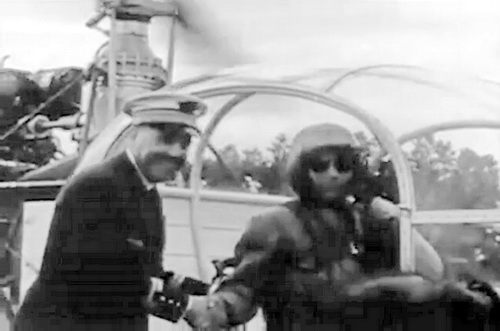 Le commandant Henry Tessier félicitant le pilote d'essai Jean Boulet après son record du monde d'altitude avec l'Alouette II SE-3130 n°02 sur l'aérodrome de Buc, le 6 juin 1955 - Photo DR