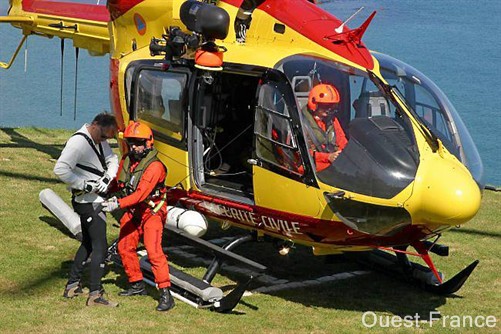 Des médecins du Samu s'entraînent à l'hélitreuillage en mer, pour savoir, le moment venu, oublier le milieu hostile et ne penser qu'à soigner les victimes - Photo Ouest-France