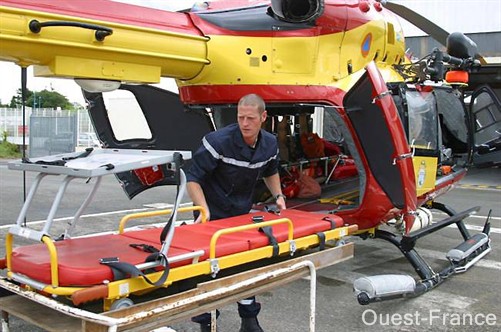 Selon le message d'alerte, différents matériels de sauvetage sont embarqués dans l'hélicoptère. Ici, une civière - Photo Ouest-France