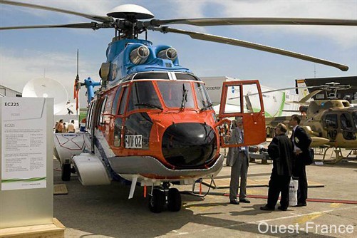 La vitesse de croisière de l'EC 225 est de 260 km/h, avec une autonomie de près de 1 000 km. De conception récente (2000), il est fabriqué par Eurocoptère, filiale d'EADS - Photo Ouest-France