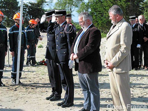 Les personnalités se sont recueillies au pied de la stèle - Photo Ouest-France