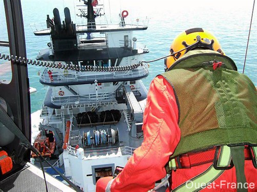 L'hélicoptère de la Sécurité Civile et le remorqueur Abeille-Liberté ont mené un exercice de sauvetage à l'occasion du Grand Pardon. Le point sur une opération délicate - Photo Ouest France