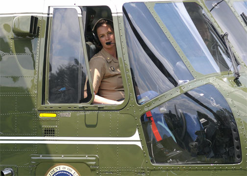 Le Major Jennifer Grieves aux commandes de "Marine One" - Photo Tim Sloan
