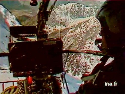 Pilote aux commandes de l'Alouette 3 F-MJBL Gendarmerie (Base de Chamonix - DZ des Bois) - Photo Antenne 2 - INA