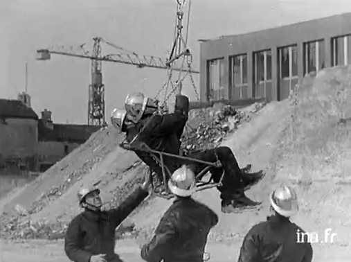 Les 2 pompiers installés sur la nacelle héliportée - Photo DR INA