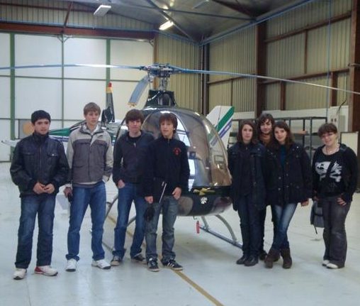 Les élèves de la classe de 3e du collège Saint-Taurin heureux de leur visite à Heli Challenge - Photo DDM 
