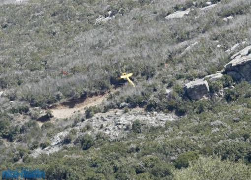 Près de ce fragment d'épave (le plus important), deux techniciens (en combinaison rouge) sont en train de procéder à de minutieuses investigations - Photo : Gérard Baldocchi