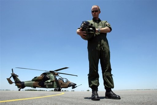 Un pilote du 5e RHC devant un hélicoptère Tigre le 24 juin 2009 à Pau - Photo AFP