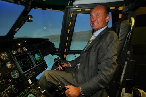 ncien chef pilote d'Eurocopter, Guy Dabadie dirige aujourd'hui le complexe Helisim. Il est vu ici aux commandes du simulateur le plus récent acquis par le centre marignanais : celui de l'hélicoptère EC225/725 Super Puma/Caracal -Photo Serge Guéroult