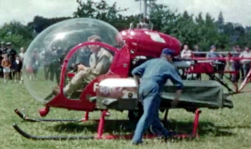 Le Bell 47 G2 F-BHKZ piloté par Gérard Frommweiler durant la Journée de la Protection civile à Sorigny (37) en 1957 - Photo Germaine Pépin