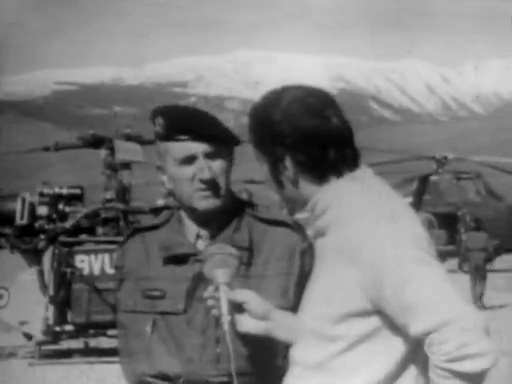Le colonel Herve de COURSON de La VILLENEUVE devant Alouette 2 BVU et Sikorsky S-58 interviewe JT reportage 17 avril 1968 - Photo DR INA