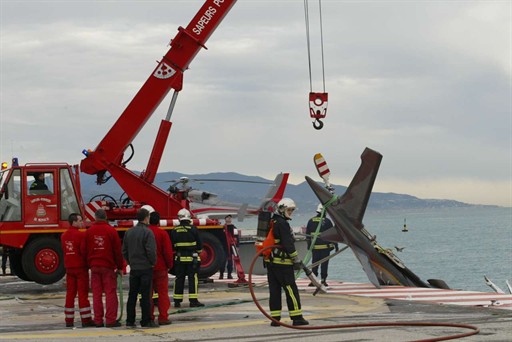 Au moment du décollage, le biturbine privé de type Agusta 109 immatriculé F-GXDF a quitté le tarmac, a culbuté vers le vide, avant de traverser les filets de sécurité pour se planter dans la digue qui sépare la piste de la mer. Le pilote et sa femme, de nationalité suisse mais résidents monégasques, sont sortis indemnes de l'appareil - Photo © Éric Dulière