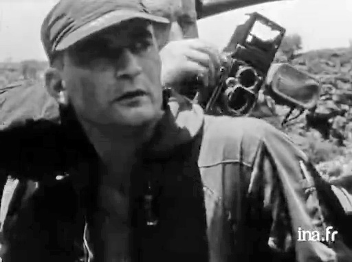 Le pilote (Aimé Barrel) de l'Alouette 2 F-MJAY Gendarmerie lors du Tour de France, le 10 juillet 1960 - Photo DR INA