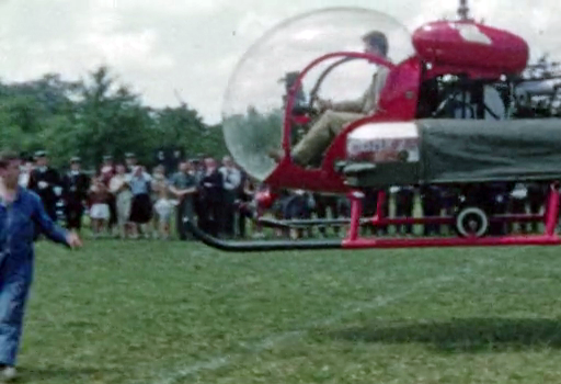 Le Bell 47 G2 F-BHKZ piloté par Gérard Frommweiler durant la Journée de la Protection civile en 1957 - Photo Germaine Pépin