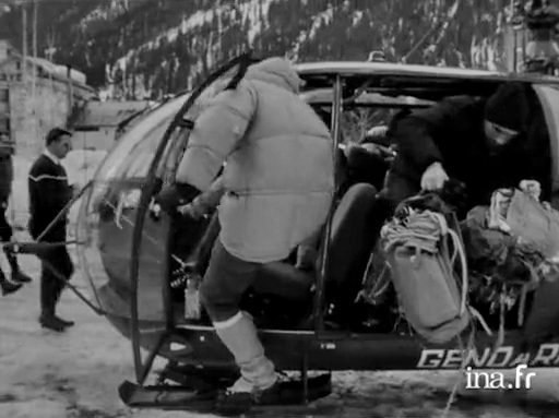 Déchargement du matériel depuis l'Alouette 3 F-MJBF de la Gendarmerie - Photo INA