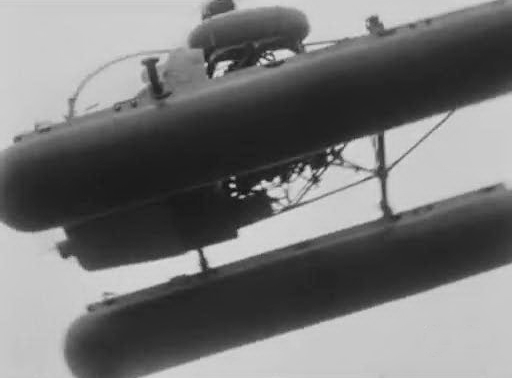 Décollage du Bell 47 équipé de sa flottabilité, en janvier 1955 - Photo DR INA