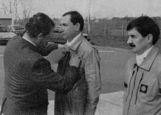 Le Pilote Chef de Base Christian Dausque décoré de la médaille de bronze de la Sécurité civile par le sous-préfet en mars 1990 - Photo DR