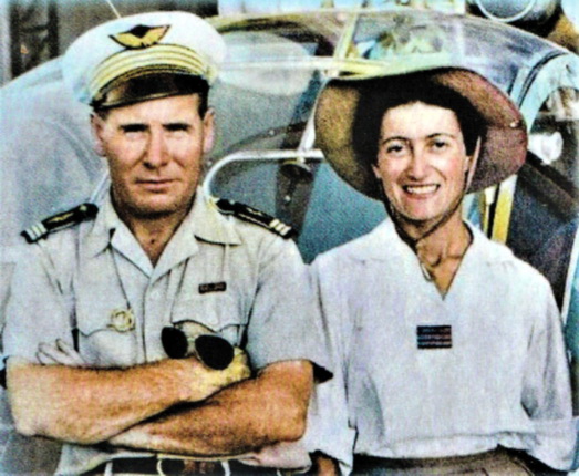 Valérie André avec Alexis Santini à la base aérienne de Tan Son Nhut, Saigon, Vietnam, 1951. Photo colorisée DR