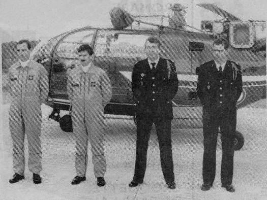 Les 4 décorés posent devant l'Alouette 3 Dragon 56 sur la Base de Lann-Bihoué en mars 1990 - Photo DR