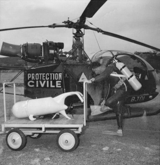 Alouette 2 F-BJOI Protection civile avec scooter sous-marin bandol bendor Ricard, lors de l'inauguration du Centre de plongée en octobre 1960 - Photo Serge de Sazo