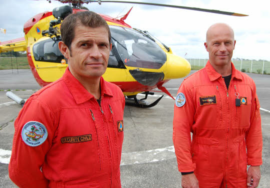Emmanuel Jantroy, mécanicien, et Loïc Caron, pilote, ont rejoint, cette année, la base de la Sécurité civile - Photo Jean Le Borgne