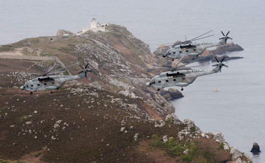 Trois des quatre derniers Super-Frelon de la Marine ont effectué vendredi matin leur vol d'adieux au-dessus des bases militaires finistériennes - Photo M. Prigent / Marine nationale