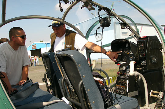 Une fois l'hélicoptère sorti de son hangar à l'aide d'un tracteur, il est installé sur la zone d'envol. L'instructeur prend alors le temps d'expliquer à l'élève les différents instruments de vol et donne les premières notions de pilotage - Photo © Laetitia DEVILLARS, L'Internaute Magazine