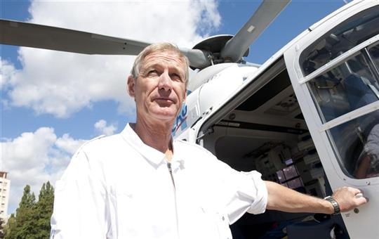 En 23 ans, Alain a vu naître ce nouveau service du Samu et a suivi l'intégralité des évolutions de la profession. A 60 ans, après 6 000 heures de vol et près de 7 800 missions héliportées, il quitte sa vie de pilote de l'urgence - Photo Philippe Bruchot