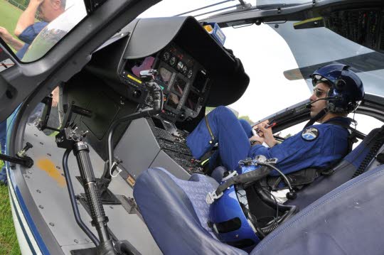 L'adjudant Le Grall aux commandes de l'EC135 - Photo Christelle Pommeret