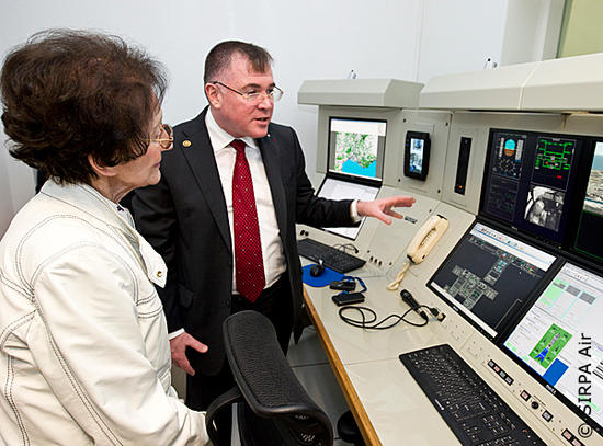 Générale Valérie André attentive aux explications - Photo Anthony Jeuland - SIRPA AIR 