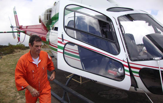 Philippe Morin est un habitué des incendies à la Réunion. Pilote et directeur adjoint de la société Corail Hélicoptère