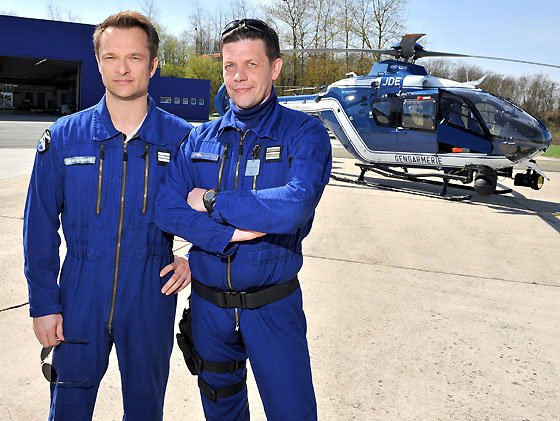 David Hallyday pose devant l'EC 135 F-MJDE, nouvel hélicoptère truffé de gadgets high-tech. Fabriqué par Eucopter, il remplace le célèbre Alouette III, qui a sauvé des vies pendant ses cinquante ans de service au sein de la gendarmerie. Au cour de l'émission, David, pilote d'hélicoptère lui-même, présente cet engin, muni d'une caméra infrarouge, capable de détecter, la nuit, une plaque minéralogique à 1 km de distance - Photo © Guillaume Gaffiot / Visual Press