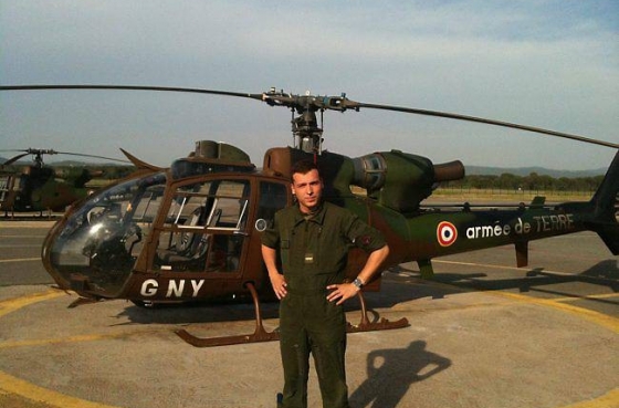 Clément Strintz devant son hélicoptère Gazelle - Photo © DR