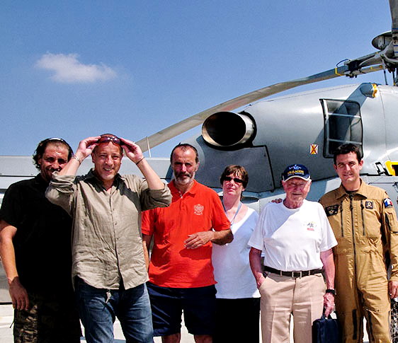 Pierre Pontacq et Papycoptère, entourés d'une partie des visiteurs - Photo DDM