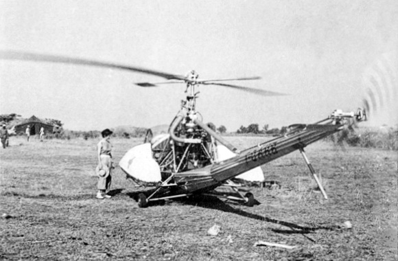 Le médecin capitaine Valérie André à côté du Hiller 360 (Hiller UH-12A F-OAHB) équipé de 2 civières latérales extérieures (version MEDEVAC) en Indochine en 1951 - Photo DR collection Gal André Coffrand