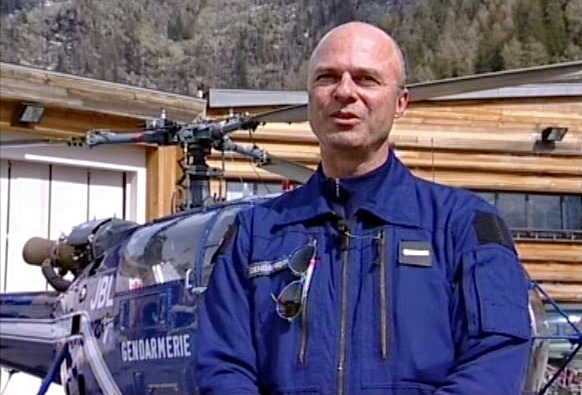 Le Pilote Didier Meraux interviewé devant F-MJBL sur la DZ des Bois - Photo DR