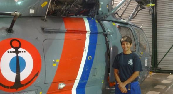 Doriane Galloux est chargée de préparer l'hélicoptère avant chaque vol et d'assurer la maintenance - Photo lavoixdunord.fr