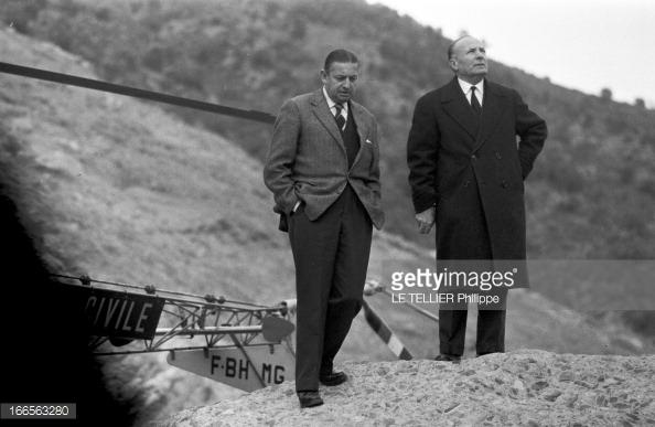 En arrière-plan, le Bell 47 G2 F-BHMG de la Protection civile sur le barrage de Malpasset en Décembre 1959 - Photo © Philippe Le Tellier - Getty Images