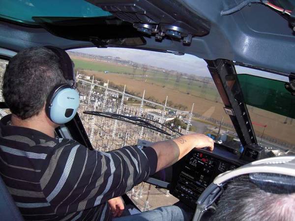 Deux techniciens ont pris place aux côtés du pilote. Dans le milieu, on les surnomme les « lignards ». Leur mission est de surveiller et d'entretenir les lignes aériennes. Isolateur cassé, anomalie sur les câbles... Rien ne leur échappe. 