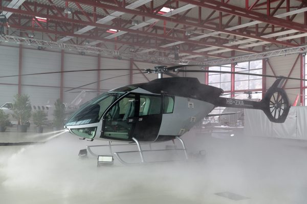 Jeudi matin (28.11.2013), l'entreprise Marenco Swisshelicopters a présenté son nouveau prototype, le SKYe SH09 P1 - Photo Keystone/Arno Balzarini